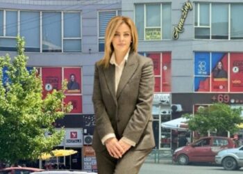 Ndodh edhe kjo! Nënkryebashkiakja e Elbasanit pret pemën, sepse i mbulonte posterin e fushatës