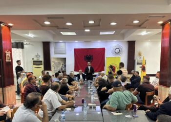 Nga Postriba antikomuniste, kryelegalisti Axhami thirrje për të votuar “Aleancën për Shqipërinë Madhështore” dhe kandidatin Ted Kopliku