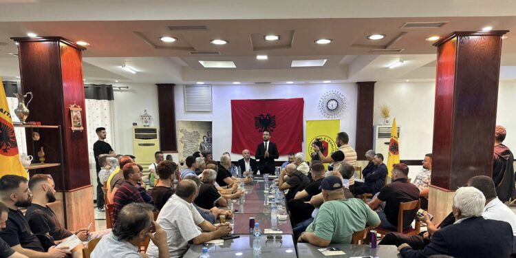 Nga Postriba antikomuniste, kryelegalisti Axhami thirrje për të votuar “Aleancën për Shqipërinë Madhështore” dhe kandidatin Ted Kopliku