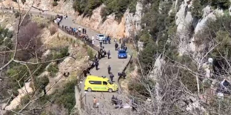 Gruaja ngatërron gazin me frenat, shtyp njerëzit në Kishën e Laçit