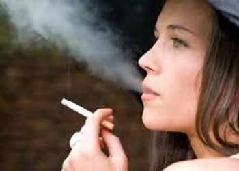 STUDIMI: Vetmia dëmton shëndetin po aq sa konsumimi i 15 cigareve në ditë