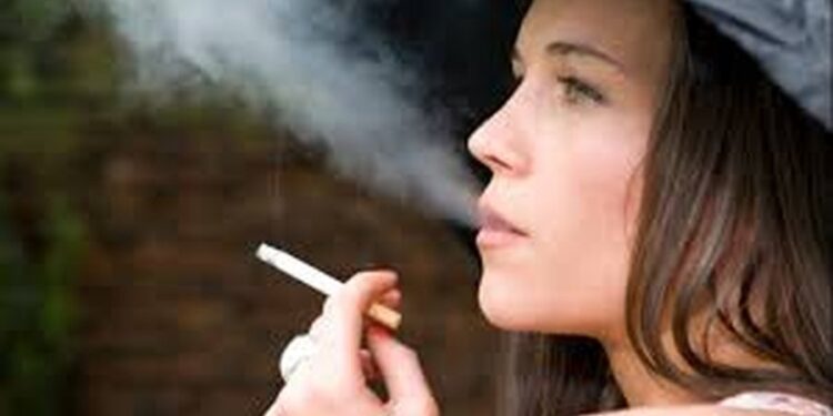 STUDIMI: Vetmia dëmton shëndetin po aq sa konsumimi i 15 cigareve në ditë