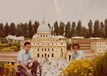 Papa Prevost, fotoja “profetike” në vitet 70 përballë Shën Pjetrit në miniaturë