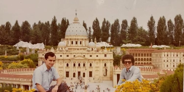 Papa Prevost, fotoja “profetike” në vitet 70 përballë Shën Pjetrit në miniaturë