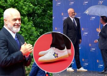 Rama u dhuron liderëve evropianë nga një palë atlete të bardha me yll. Zbulohet se çfarë simbolizojnë