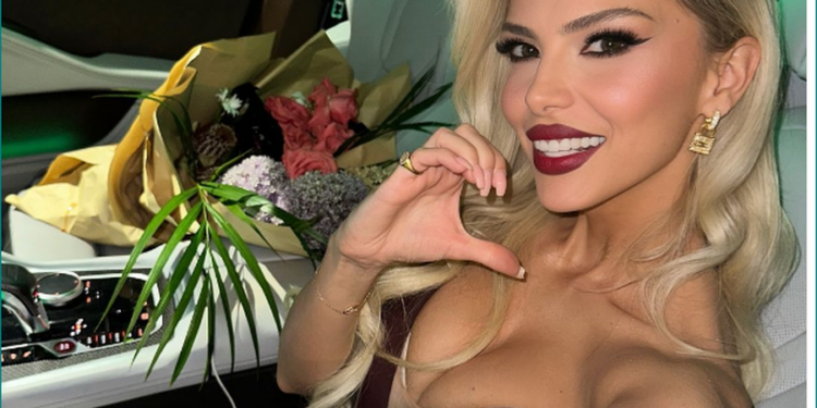 FOTO/ Marina feston DITËLINDJEN, me këtë rast zbulon për herë të parë PORTRETIN e vajzës së saj