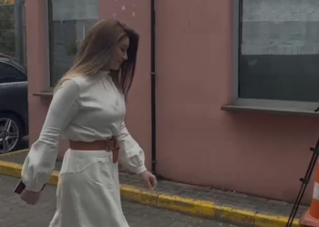 FOTO/ E veshur me fustan të bardhë, Ajola Xoxa shkon sot në SPAK