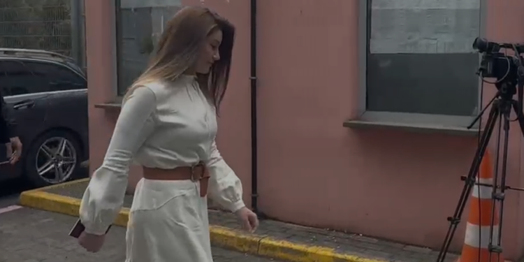 FOTO/ E veshur me fustan të bardhë, Ajola Xoxa shkon sot në SPAK