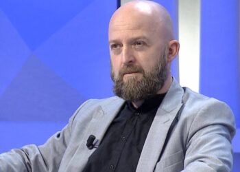 Eksperti i bindur: Toka është e sheshtë dhe planetet nuk ekzistojnë