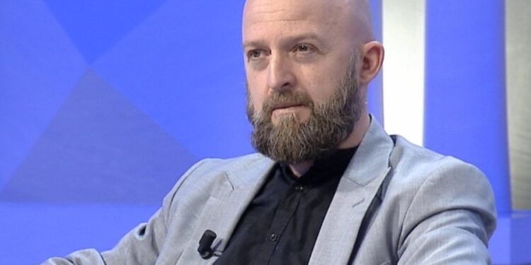 Eksperti i bindur: Toka është e sheshtë dhe planetet nuk ekzistojnë