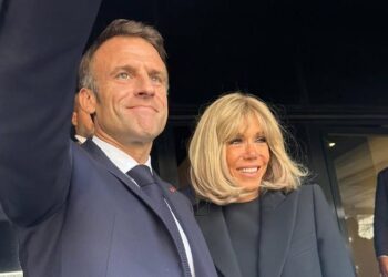 Bëri shaka? Ekspertët zbulojnë se çfarë i tha bashkëshortja Macron pas SHUPLAKËS së bujshme