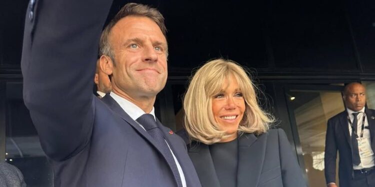 Bëri shaka? Ekspertët zbulojnë se çfarë i tha bashkëshortja Macron pas SHUPLAKËS së bujshme