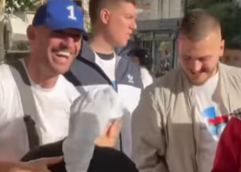 STRESI nuk e tradhëton Partinë Demokratike! Shfaqet duke shpërndarë fletëpalosje nëpër rrugët e kryeqytetit