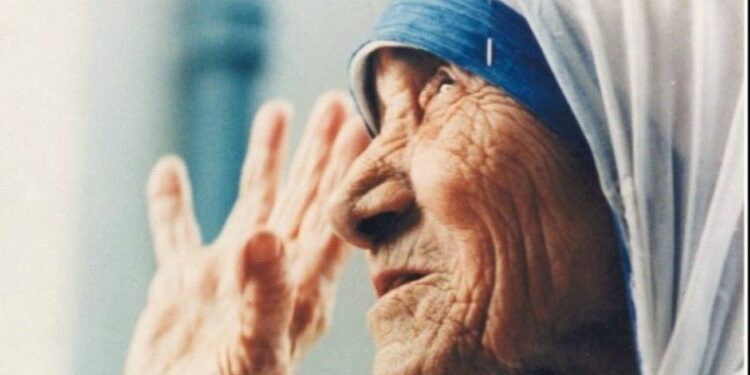 Zbulohet LETRA e Nënë Terezës në shqip e shkruar me dorë. Ndodhet në Arkivin Qëndror dhe mban datën 29 Tetor 1989!