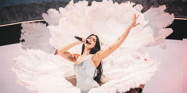 Dua Lipa nuk i zhgënjen fansat, shfaqje magjepsëse në Milano!