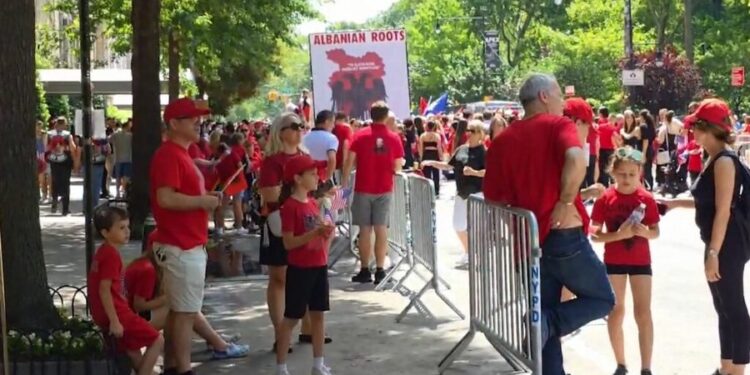 Paradë kuqezi, shqiptarët pushtojnë New York-un