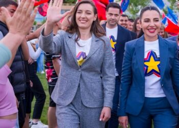 Rinumërimi në Fier, Zegjine Çaushi humb mandatin për 10 vota. Ja kush ia mori, vjen REAGIMI ironik i Gaz Bardhit!