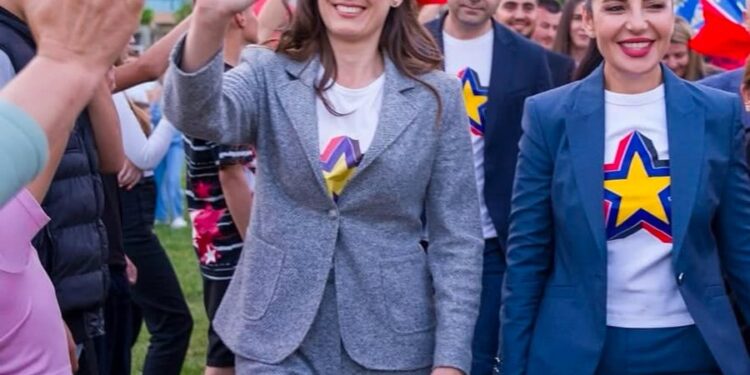 Rinumërimi në Fier, Zegjine Çaushi humb mandatin për 10 vota. Ja kush ia mori, vjen REAGIMI ironik i Gaz Bardhit!