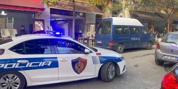 Ndodh në Tiranë/ Denoncimi i të riut, akuzon të dashurën: Më rrahu në makinë