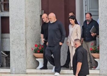 Të paaftë me një të rënë të lapsit! Rama kërkon shkarkimin e gjithë drejtorëve të Durrësit