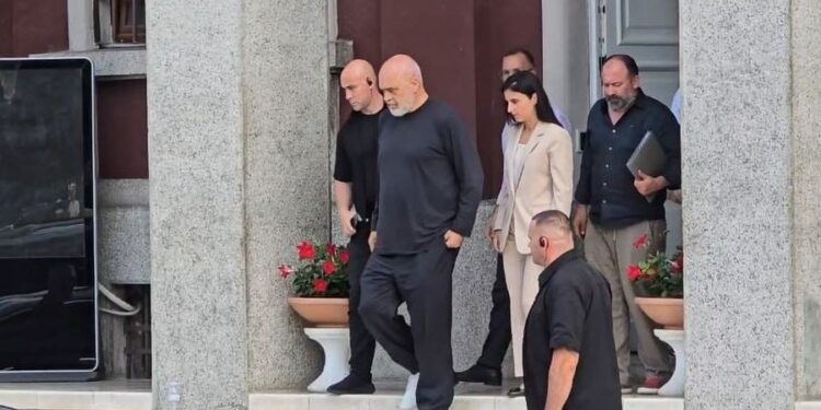 Të paaftë me një të rënë të lapsit! Rama kërkon shkarkimin e gjithë drejtorëve të Durrësit