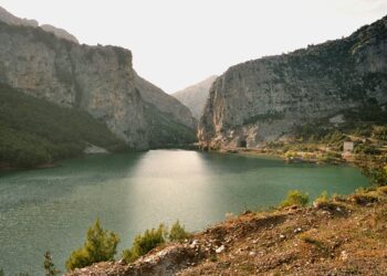 TRAGJIKE në Mat/ Gjendet i pajetë 23-vjeçari pranë liqenit të Shkopetit, babai e denoncoi të zhdukur mbrëmë