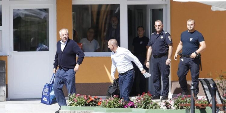 Një burrë me qese në dorë…15 vite më parë kryeministër, sot i përbuzur, i harruar, i vetmuar!