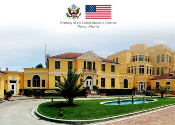 Ambasada e SHBA-së thirrje për qytetarët amerikanë: Shmangni zonat e rrezikuara nga zjarret