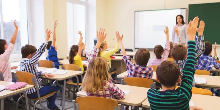 Viti i ri shkollor me rregulla të forta: Ndalohen celularët, bullizmi në “shënjestër”