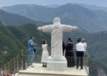 “Jezusi i Tropojës”, qytetarët e zhgënjyer me cilësinë e ulët të statujës (FOTO
