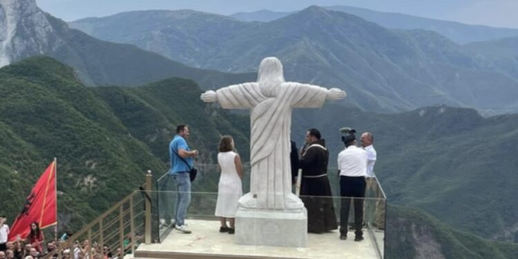 “Jezusi i Tropojës”, qytetarët e zhgënjyer me cilësinë e ulët të statujës (FOTO