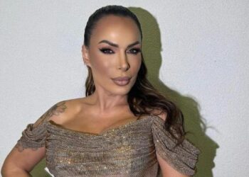 FOTO/ Këngëtarja e njohur çmend ndjekësit me pamjen e saj, shafqet me fustan provokues…