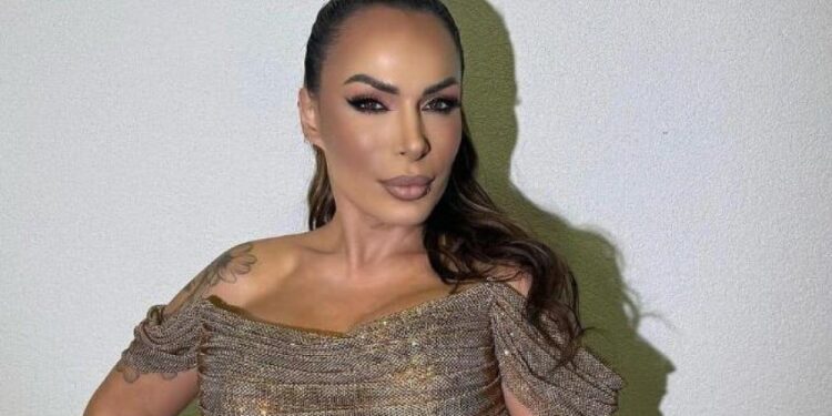 FOTO/ Këngëtarja e njohur çmend ndjekësit me pamjen e saj, shafqet me fustan provokues…