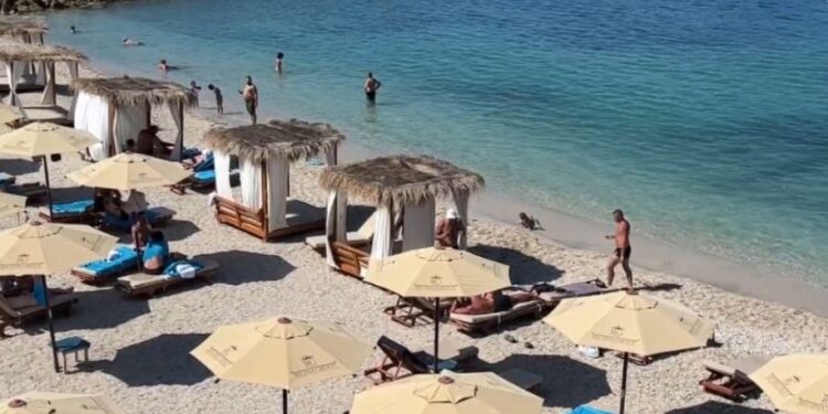 Vlora plot në shtator, pushuesit: Është më mirë, çmimet u ulën