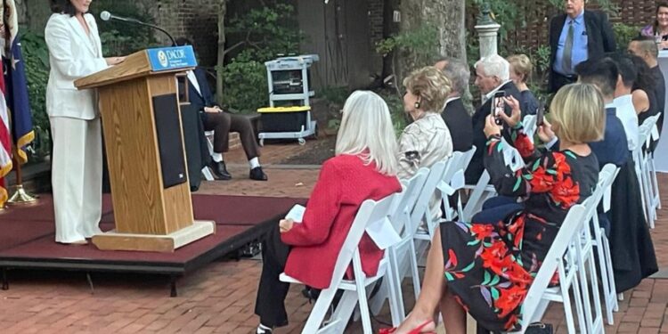 Ish-ambasadorja Yuri Kim mbyll karrierën diplomatike