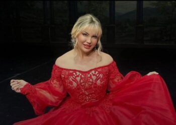 INCIDENT i frikshëm në TOKB/Sopranoja Eva Golemi rrëzohet në skenë, tenori harroi ta priste! Si paraqitet gjendja e saj