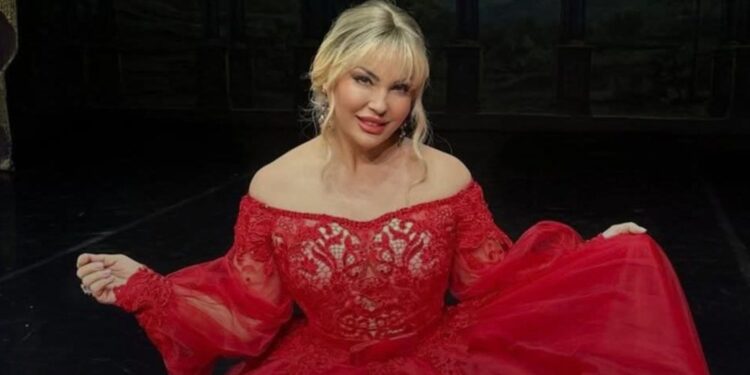 INCIDENT i frikshëm në TOKB/Sopranoja Eva Golemi rrëzohet në skenë, tenori harroi ta priste! Si paraqitet gjendja e saj