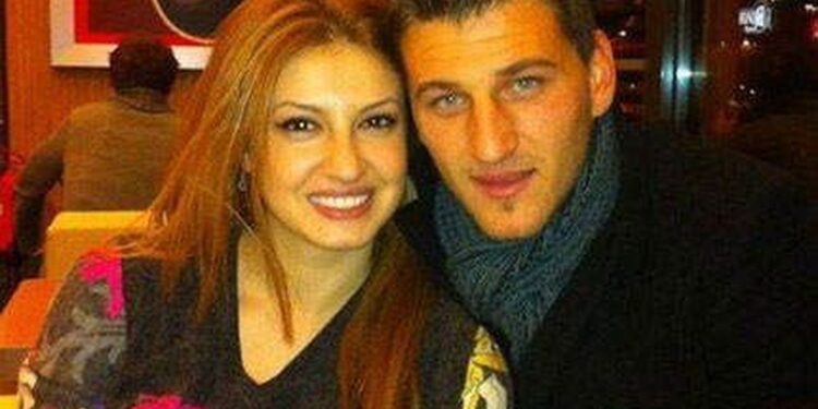 Gruaja e Alban Hoxhës humbi jetën pas lindjes së djalit/ Familja: Kemi 11 vite rresht që presim drejtësi!