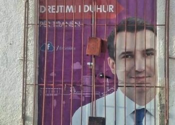 Bardhi i kthen ironinë Ramës, poston posterin e Veliajt pas hekurave dhe degën e PS-së që jepet me qira