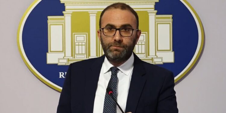 “Minimumi jetik të përcaktohet me ligj”, Bardhi: A mund të jetojë Balla me 40 mijë lekë në muaj?!