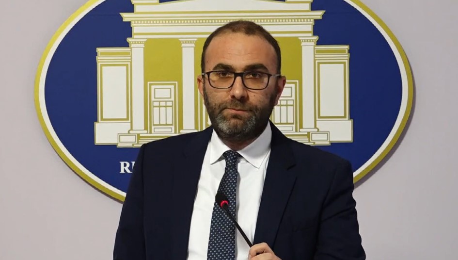 “Minimumi jetik të përcaktohet me ligj”, Bardhi: A mund të jetojë Balla me 40 mijë lekë në muaj?!