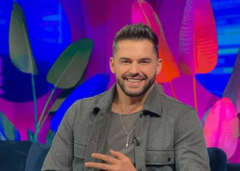 Një ditë pas ndarjes nga jeta/ Vërshojnë komentet në këngën “VALLE KOSOVARE” të Shpat Kasapit: Nuk arrita të të ftoja në dasmë…