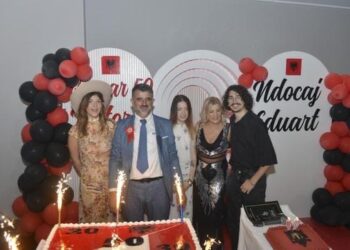 Urim për Krishtlindje nga familja Ndocaj