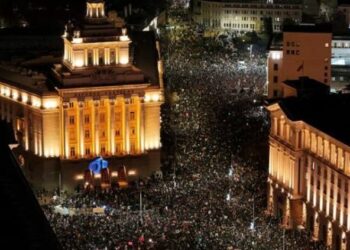 Protestat masive në Sofje, dorëzohet qeveria e Bullgarisë