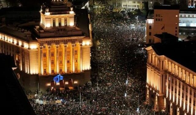 Protestat masive në Sofje, dorëzohet qeveria e Bullgarisë