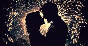 Arsyeja e vërtetë pse njerëzit duhet të puthen në mesnatën e Vitit të Ri