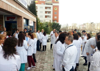 SKANDAL NË SHËNDETËSI/ Personeli shëndetësor në alarm: Paga e dhjetorit 2025 ende nuk është kaluar, mjekë, infermierë e sanitare lihen në heshtje