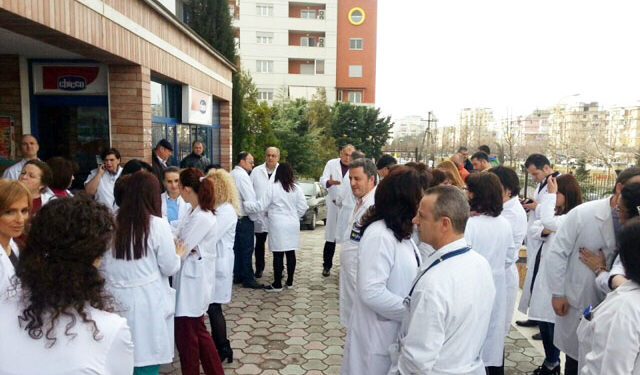 SKANDAL NË SHËNDETËSI/ Personeli shëndetësor në alarm: Paga e dhjetorit 2025 ende nuk është kaluar, mjekë, infermierë e sanitare lihen në heshtje