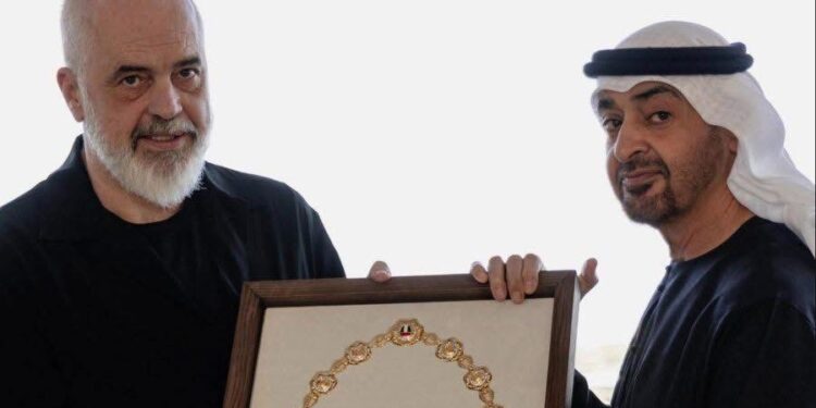 Edi Rama mbetet pa fjalë në Abu Dhabi, Presidenti Al Nayan e nderon me medaljen më të lartë të Emirateve
