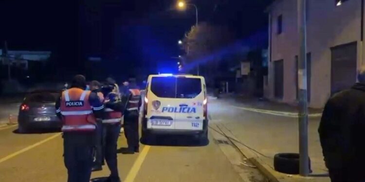 Vrau duke e goditur me çekiç një 57-vjeçar në Krujë, pranga autorit dhe 2 personave për moskallëzim krimi